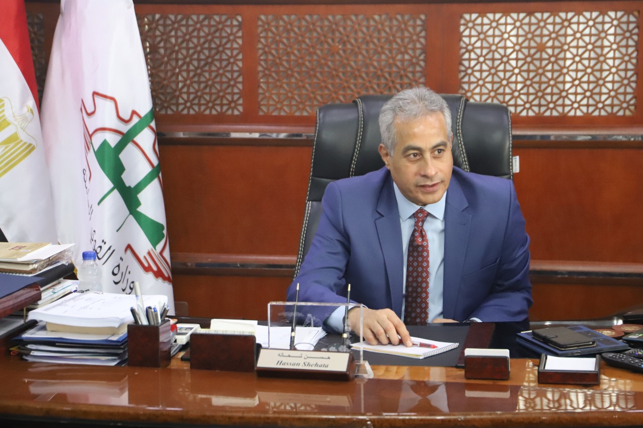 وزير القوى العامله 